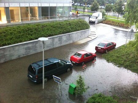 Польшу накрыл грозовой дождь: затоплено метро и вокзал. Фото, видео