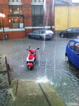 Польшу накрыл грозовой дождь: затоплено метро и вокзал. Фото, видео