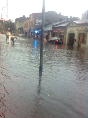 Польшу накрыл грозовой дождь: затоплено метро и вокзал. Фото, видео