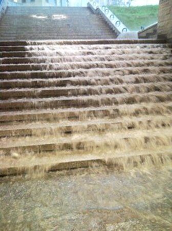 Польшу накрыл грозовой дождь: затоплено метро и вокзал. Фото, видео