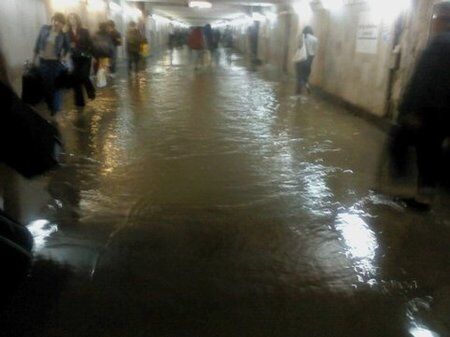 Польшу накрыл грозовой дождь: затоплено метро и вокзал. Фото, видео