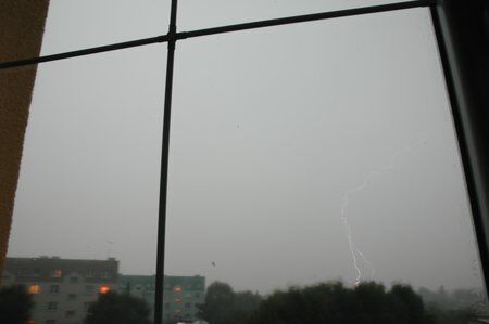 Польшу накрыл грозовой дождь: затоплено метро и вокзал. Фото, видео