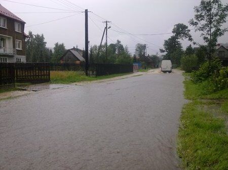 Польшу накрыл грозовой дождь: затоплено метро и вокзал. Фото, видео