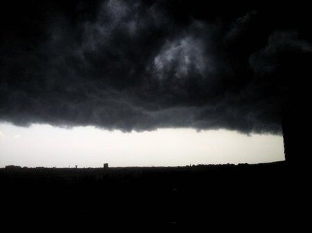 Польшу накрыл грозовой дождь: затоплено метро и вокзал. Фото, видео