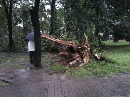 Польшу накрыл грозовой дождь: затоплено метро и вокзал. Фото, видео