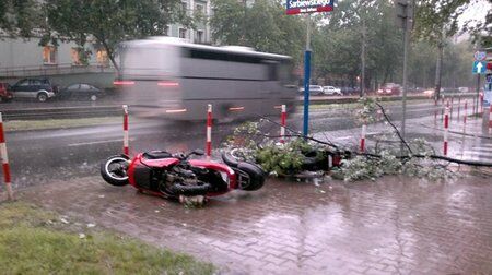 Польшу накрыл грозовой дождь: затоплено метро и вокзал. Фото, видео