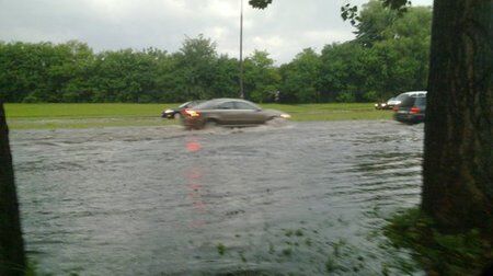 Польшу накрыл грозовой дождь: затоплено метро и вокзал. Фото, видео
