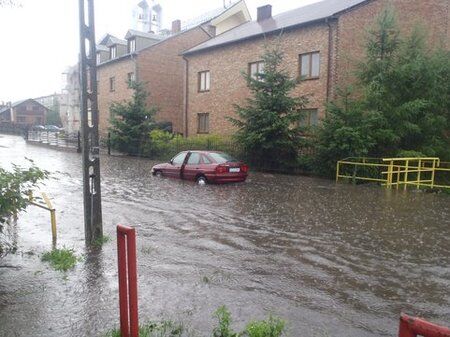 Польшу накрыл грозовой дождь: затоплено метро и вокзал. Фото, видео