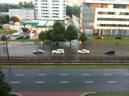 Польшу накрыл грозовой дождь: затоплено метро и вокзал. Фото, видео