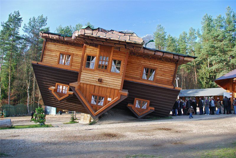 Еще один перевернутый дом в Шимбарке, Польша.
