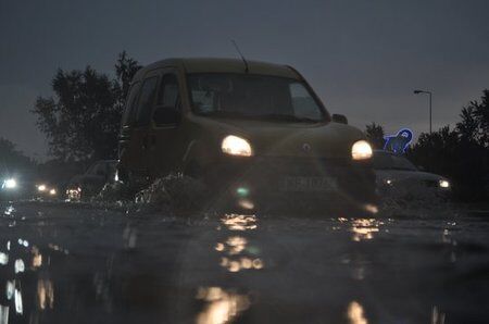 Польшу накрыл грозовой дождь: затоплено метро и вокзал. Фото, видео