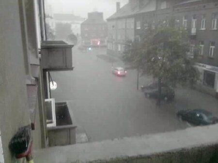 Польшу накрыл грозовой дождь: затоплено метро и вокзал. Фото, видео