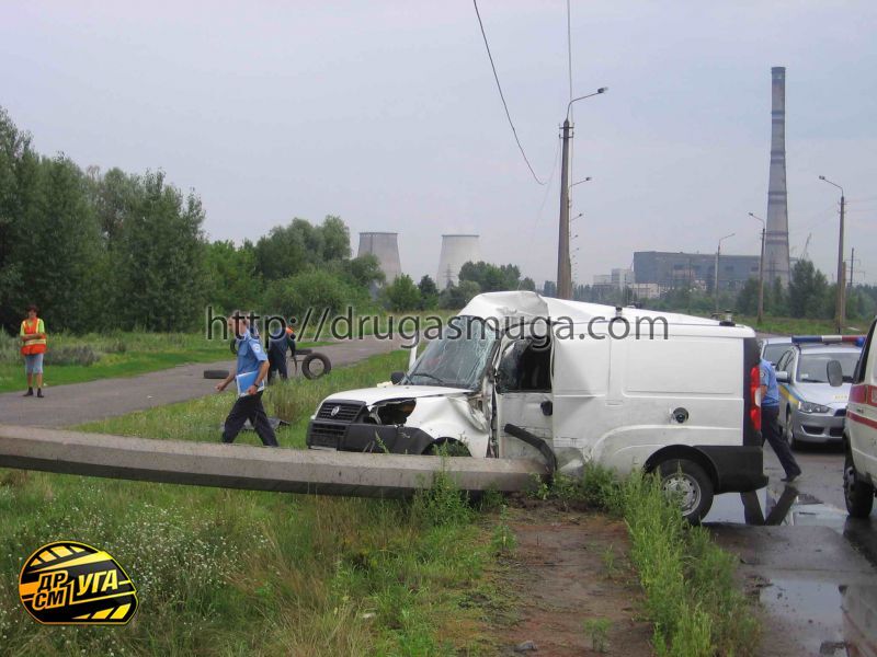 Киев: на улице Пуховской Fiat Doblo столкнулся с электроопорой - водитель погиб
