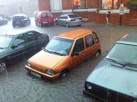 Польшу накрыл грозовой дождь: затоплено метро и вокзал. Фото, видео