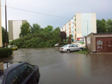 Польшу накрыл грозовой дождь: затоплено метро и вокзал. Фото, видео