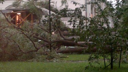 Польшу накрыл грозовой дождь: затоплено метро и вокзал. Фото, видео