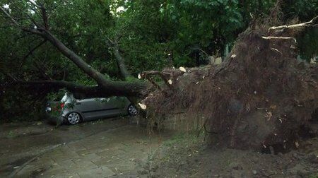Польшу накрыл грозовой дождь: затоплено метро и вокзал. Фото, видео