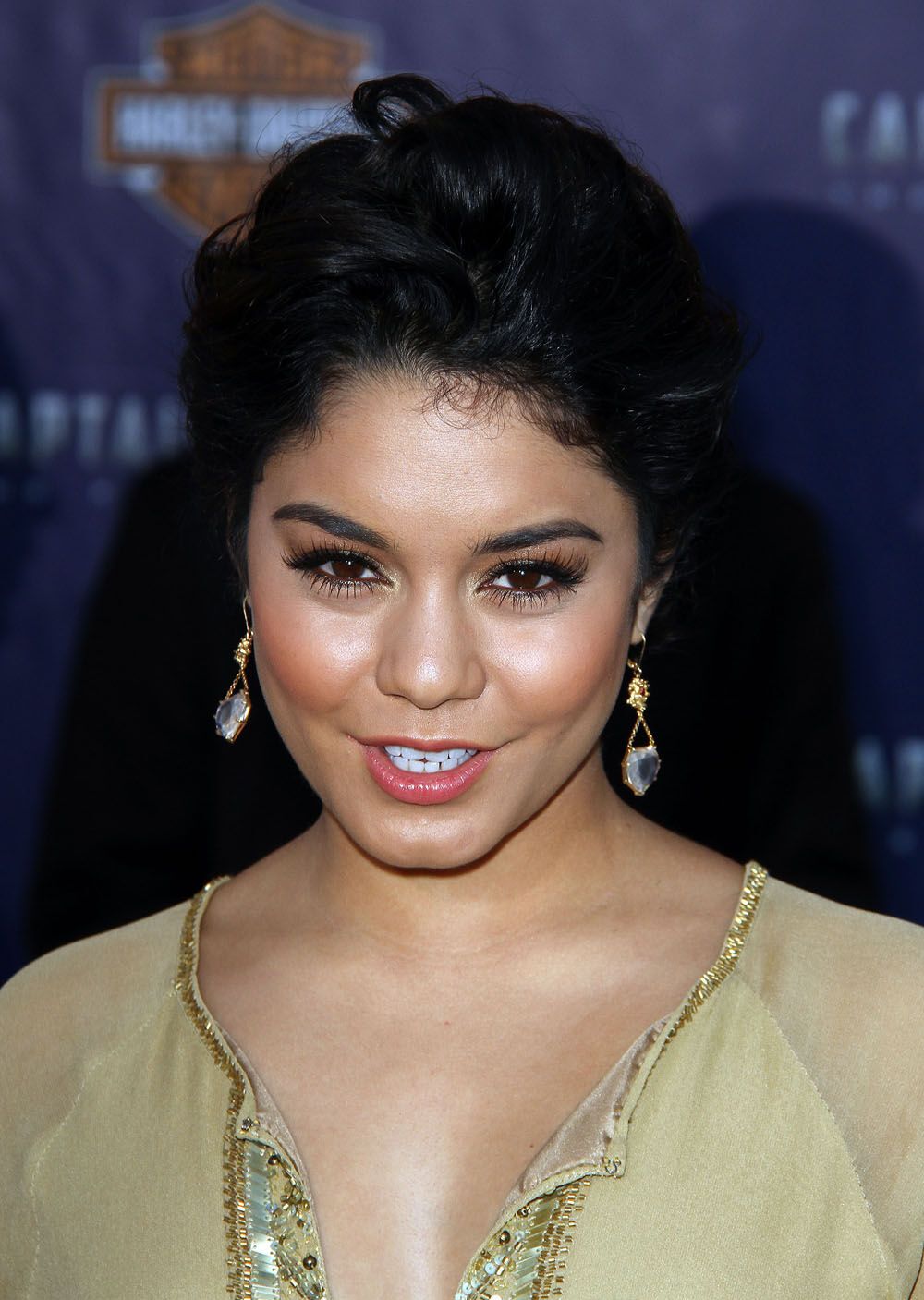 Ванесса Хадженс практически голая на красной дорожке