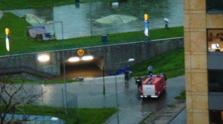 Польшу накрыл грозовой дождь: затоплено метро и вокзал. Фото, видео