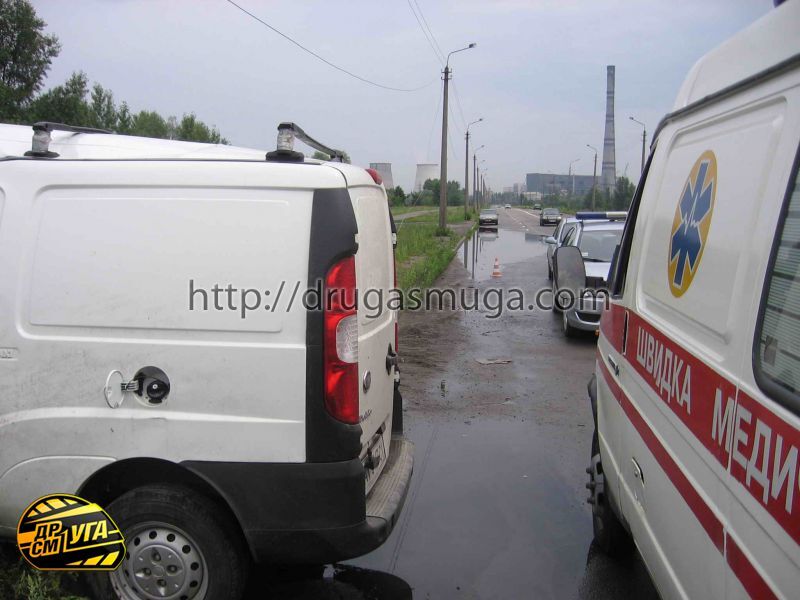Киев: на улице Пуховской Fiat Doblo столкнулся с электроопорой - водитель погиб