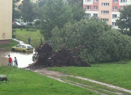 Польшу накрыл грозовой дождь: затоплено метро и вокзал. Фото, видео