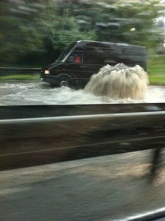 Польшу накрыл грозовой дождь: затоплено метро и вокзал. Фото, видео