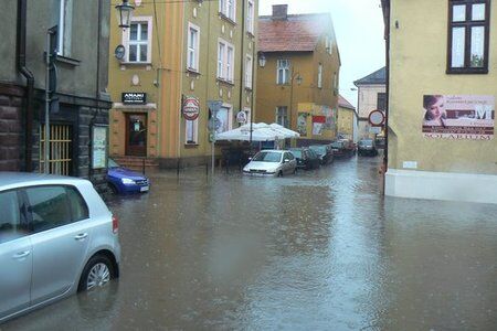 Польшу накрыл грозовой дождь: затоплено метро и вокзал. Фото, видео