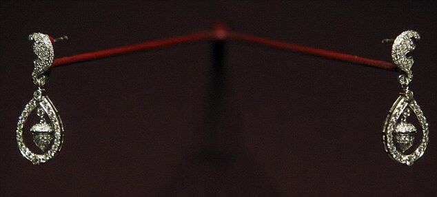 Весільне плаття, туфлі і букет Кейт Міддлтон зможе побачити кожен. Фото