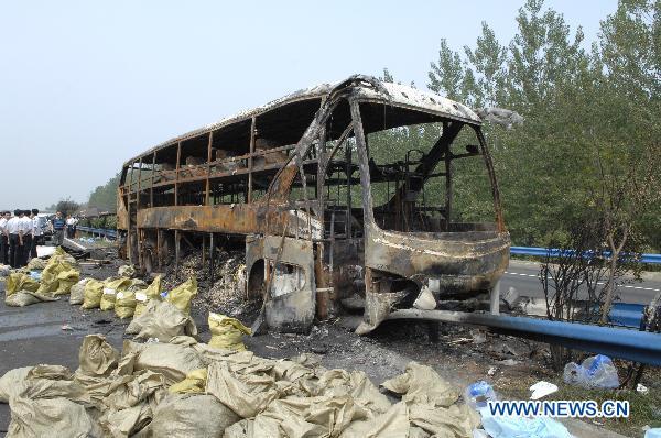 Понад 40 людей згоріли живцем в автобусі в Китаї. Фото