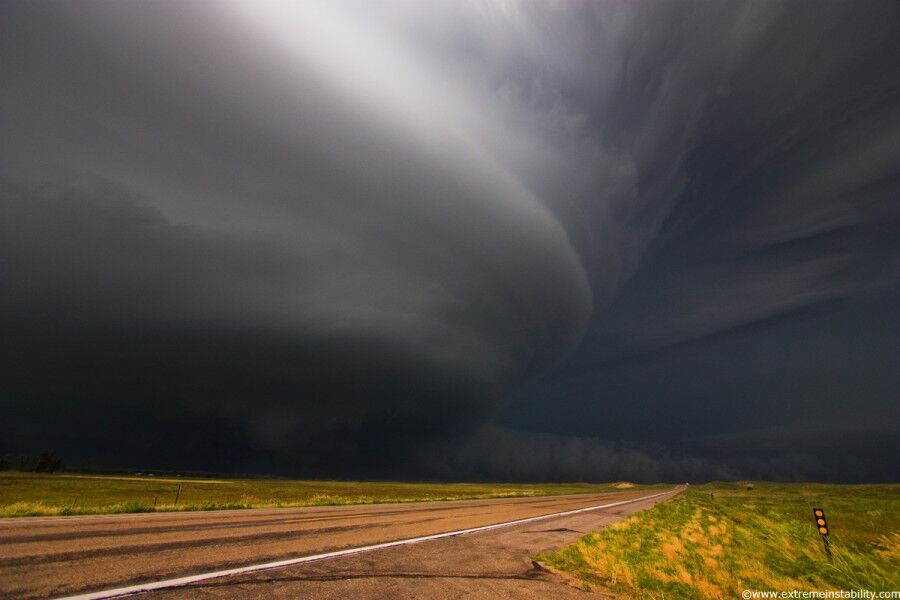 Дивовижні і лякаючі фотографії грозового неба