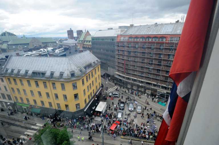 Натовп, викрикуючи прокляття, напала на машину з норвезьким стрільцем