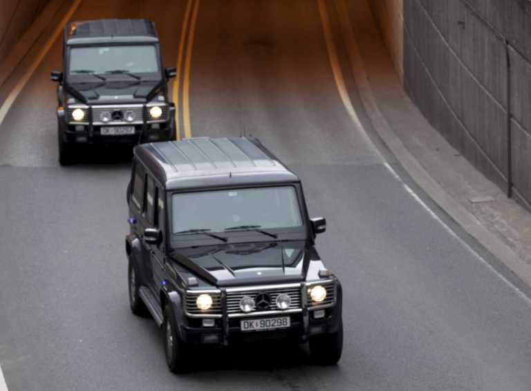 Натовп, викрикуючи прокляття, напала на машину з норвезьким стрільцем