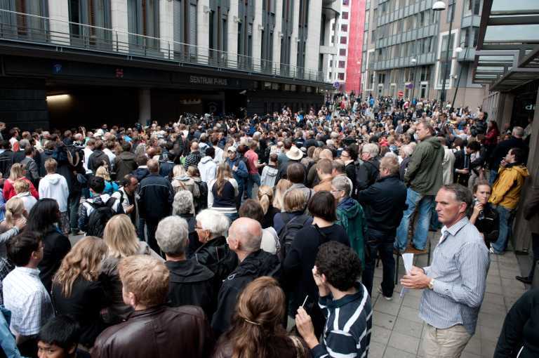 Натовп, викрикуючи прокляття, напала на машину з норвезьким стрільцем