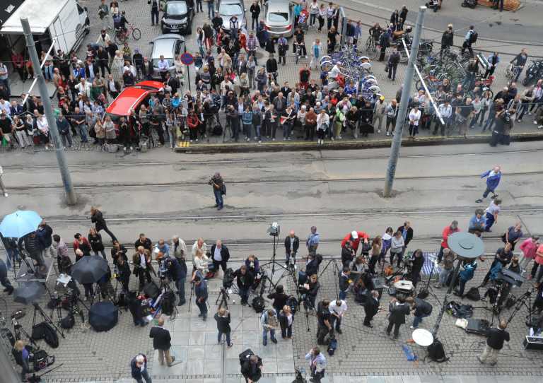 Натовп, викрикуючи прокляття, напала на машину з норвезьким стрільцем