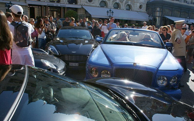 Самая дорогая авария: Bentley крушит Aston Martin, а затем Mercedes, Ferrari и Porsche. Фото