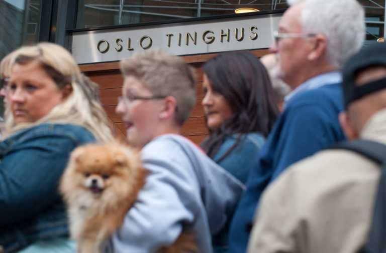 Натовп, викрикуючи прокляття, напала на машину з норвезьким стрільцем