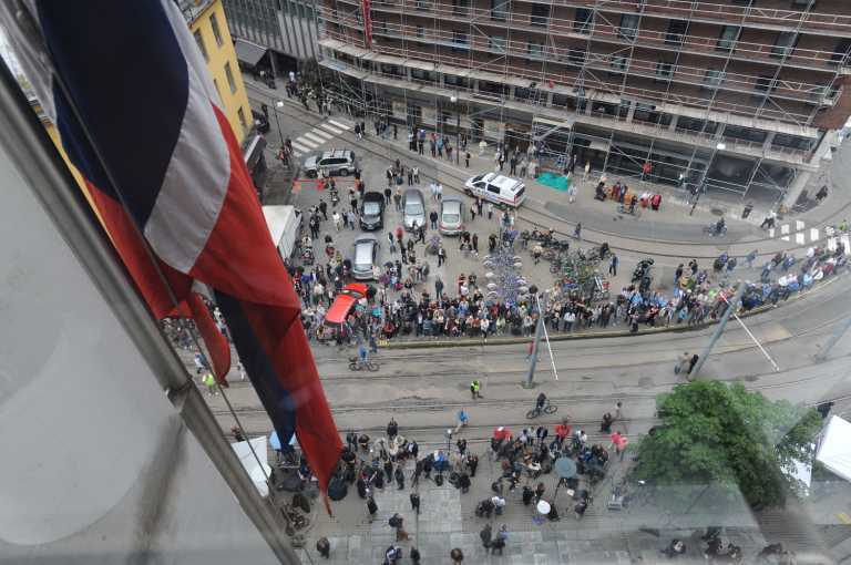 Натовп, викрикуючи прокляття, напала на машину з норвезьким стрільцем