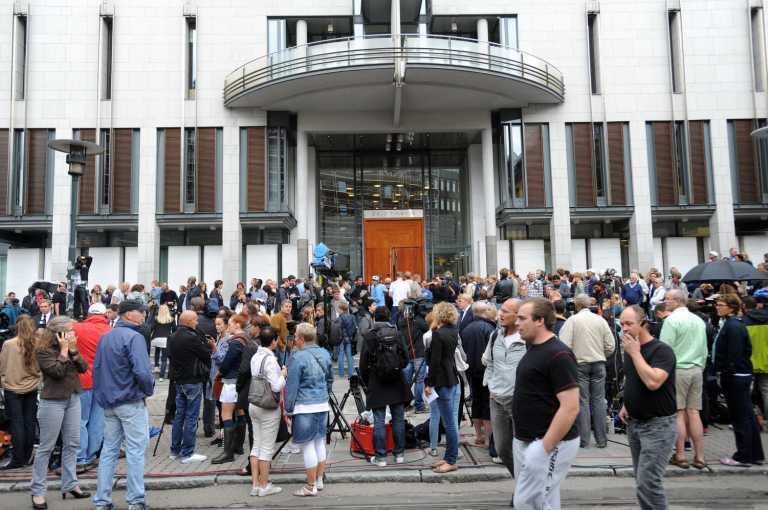 Натовп, викрикуючи прокляття, напала на машину з норвезьким стрільцем