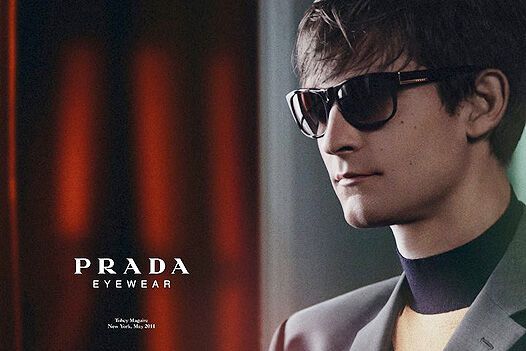 Магуайр в новом оборазе от Prada