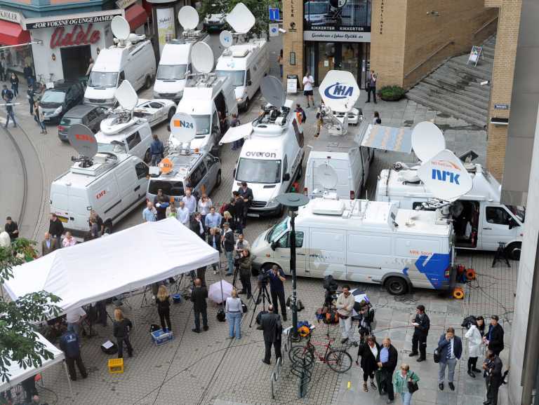 Натовп, викрикуючи прокляття, напала на машину з норвезьким стрільцем