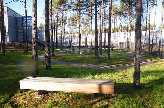 Убийцу 76 человек в Норвегии отправят в самую гуманную тюрьму в мире. Фото