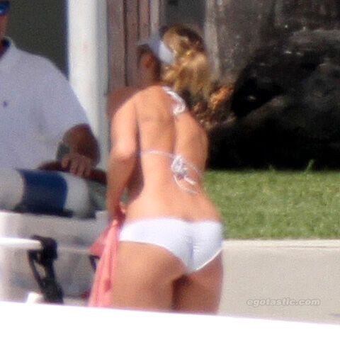 Ногастая Кэмерон Диаз в белом бикини