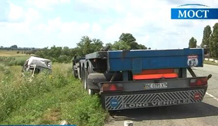 На Днепропетровщине пьяный водитель фуры перевернул трактор