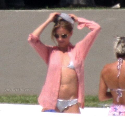 Ногастая Кэмерон Диаз в белом бикини