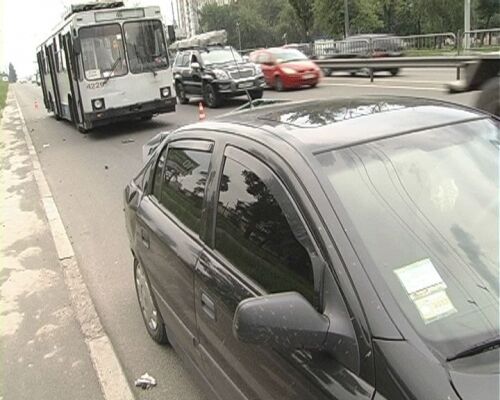 Переповнений тролейбус потрапив в аварію в Києві. Фото