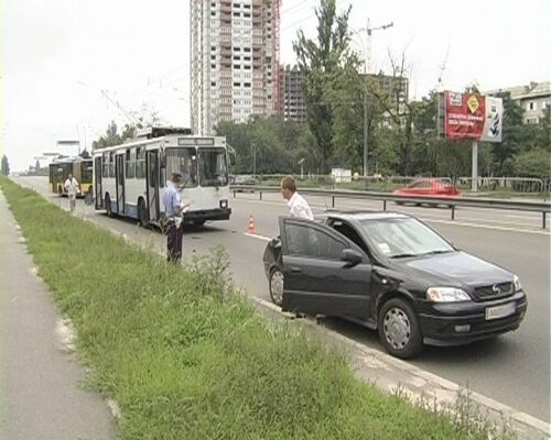 Переповнений тролейбус потрапив в аварію в Києві. Фото