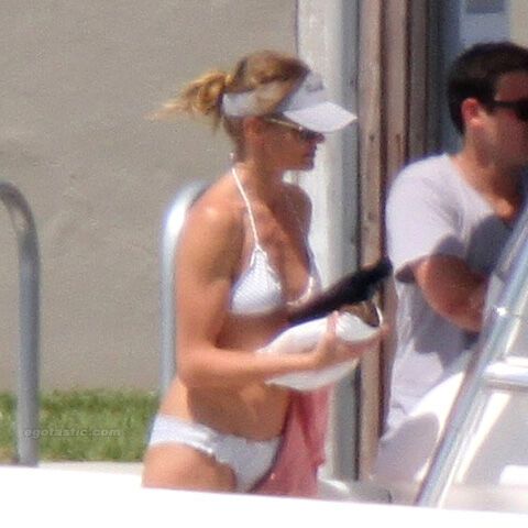 Ногастая Кэмерон Диаз в белом бикини