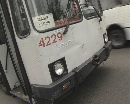 Переповнений тролейбус потрапив в аварію в Києві. Фото
