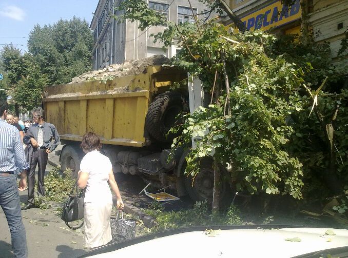 ДТП в Киеве: у полностью груженного грузовика отказали тормоза – затормозил об магазин. ФОТО