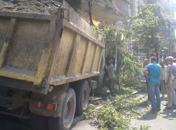ДТП в Киеве: у полностью груженного грузовика отказали тормоза – затормозил об магазин. ФОТО